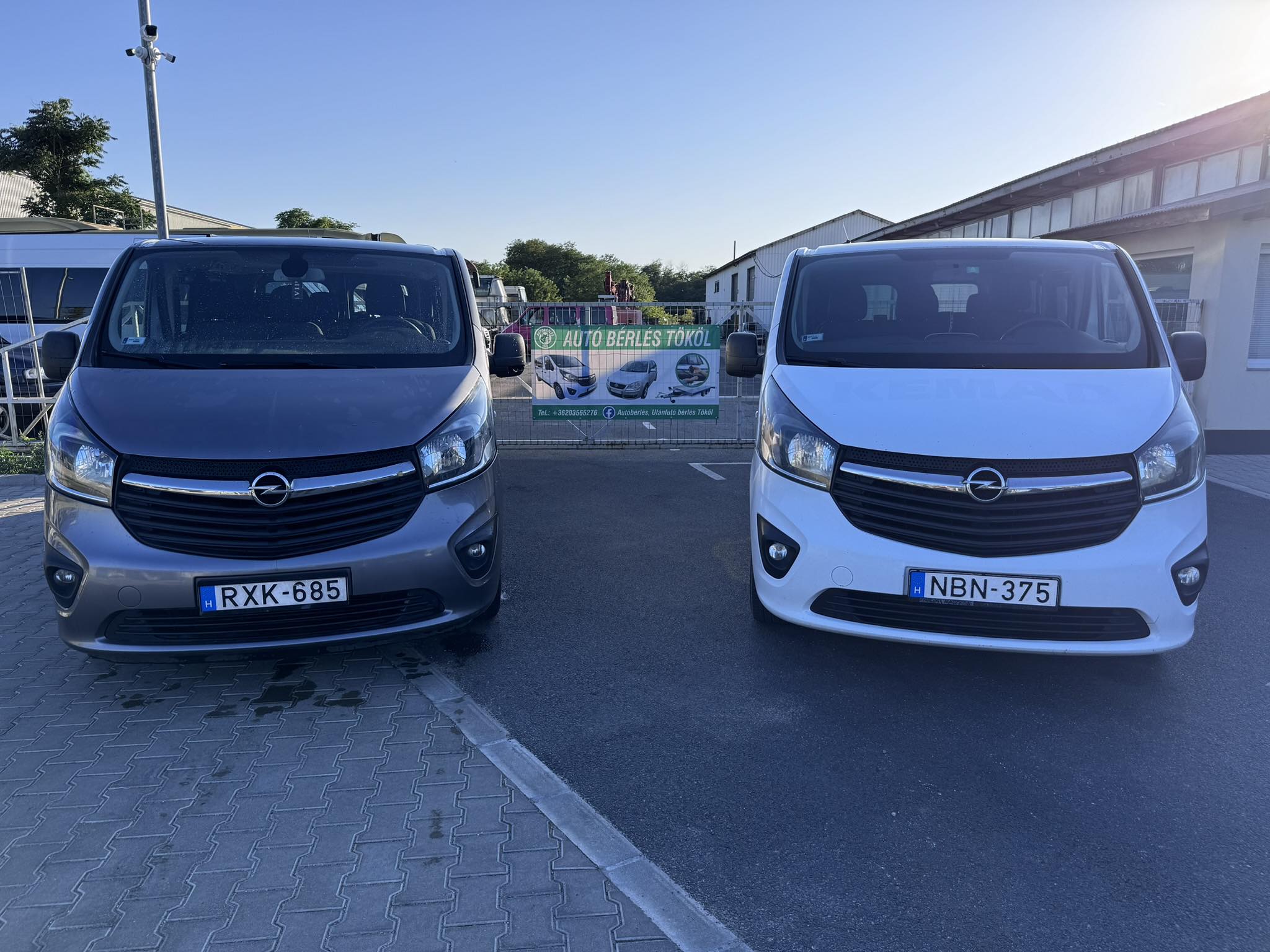 Két Opel Vivaro a telephelyen — 9 személyes kisbusz bérlés
